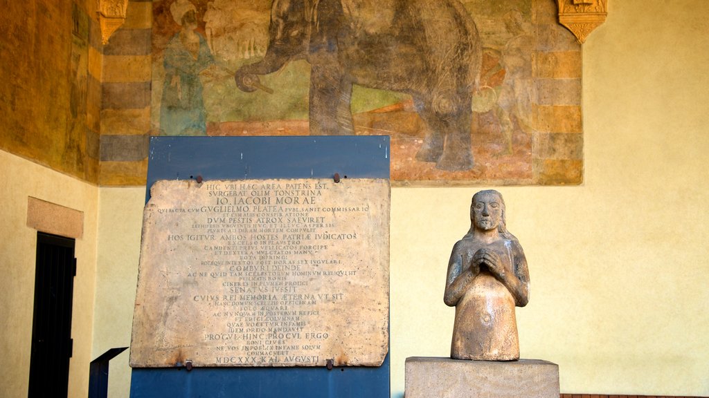 Castillo Sforza mostrando elementos del patrimonio, vistas interiores y una estatua o escultura