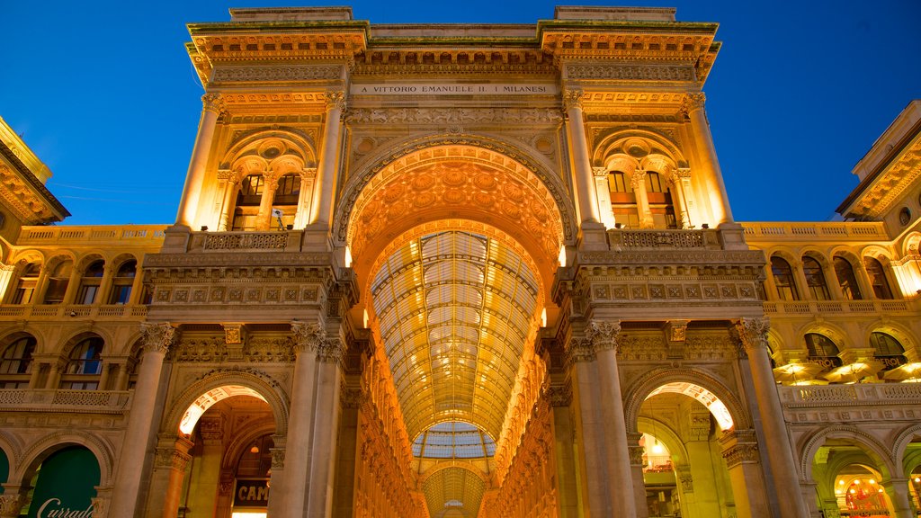 Galleria Vittorio Emanuele II que incluye arquitectura patrimonial, un castillo y escenas de noche