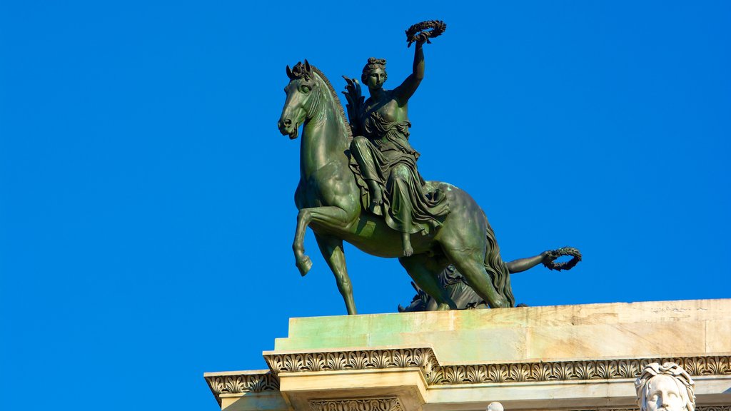 Arco de la Paz que incluye una estatua o escultura y elementos del patrimonio