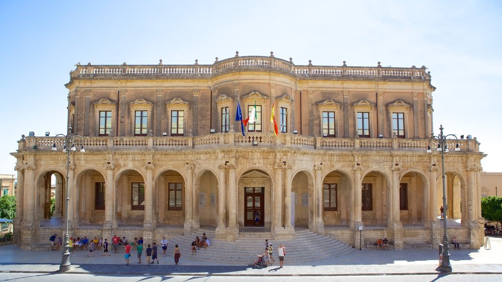 Palais Ducezio montrant un édifice administratif, scènes de rue et éléments du patrimoine