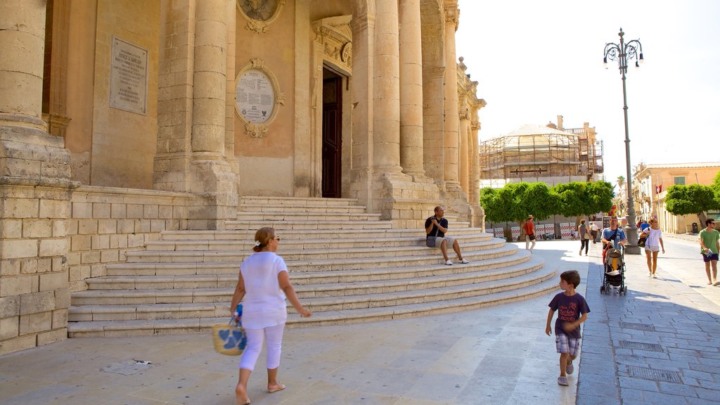 Ducezio Palace featuring street scenes as well as a small group of people