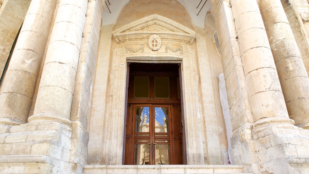 Palais Ducezio mettant en vedette éléments du patrimoine