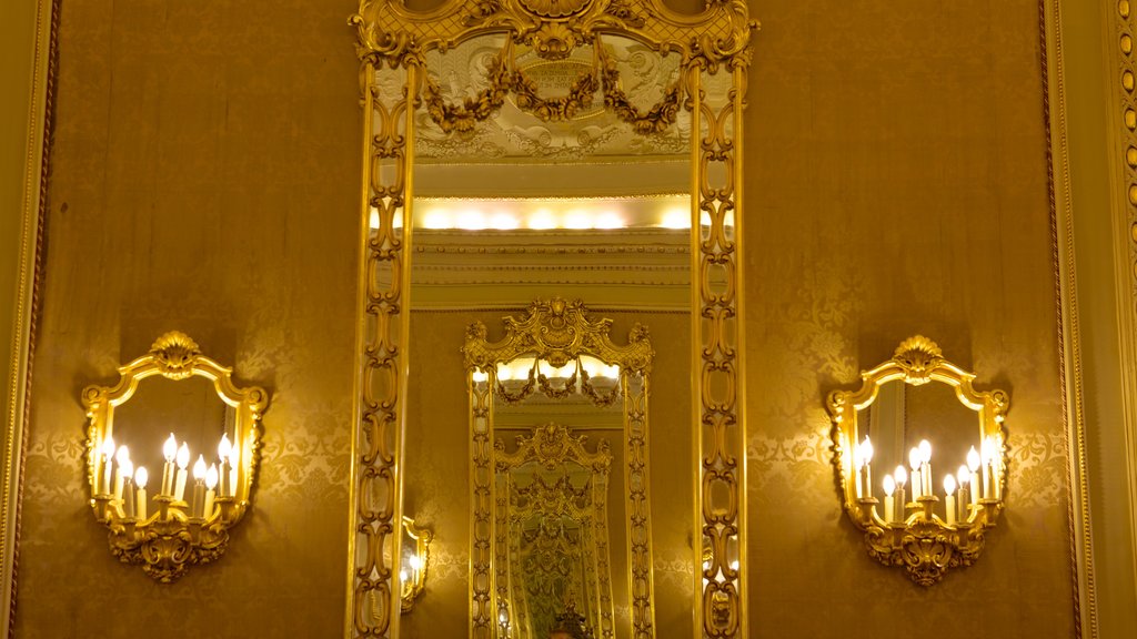 Palacio de Ducezio ofreciendo vista interna y castillo o palacio