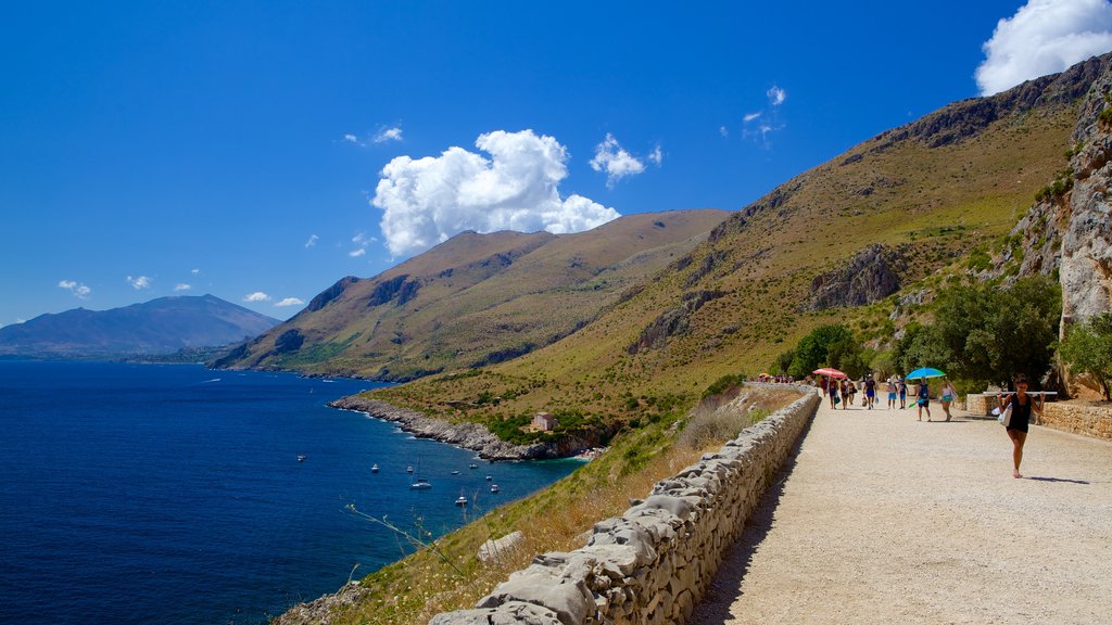 Plage de Zingaro mettant en vedette montagnes, panoramas et vues littorales