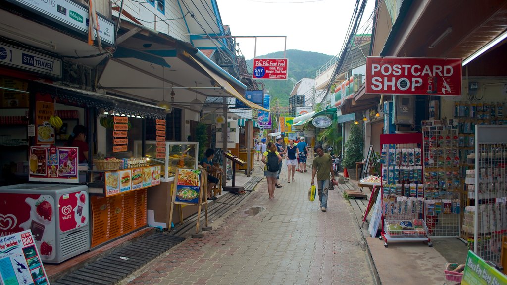 Ko Phi Phi showing a city, street scenes and markets