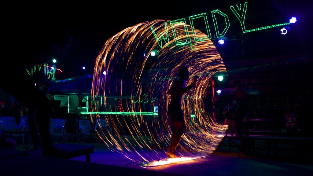 Koh Phi Phi montrant festival, vie nocturne et arts de la scène