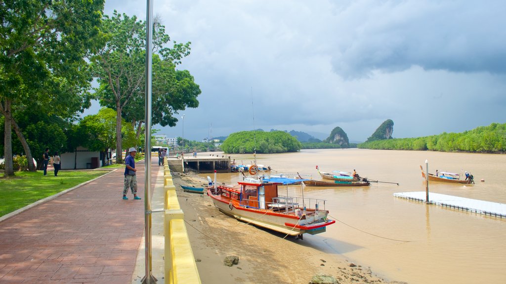 Ciudad de Krabi ofreciendo botes, imágenes de calles y un río o arroyo