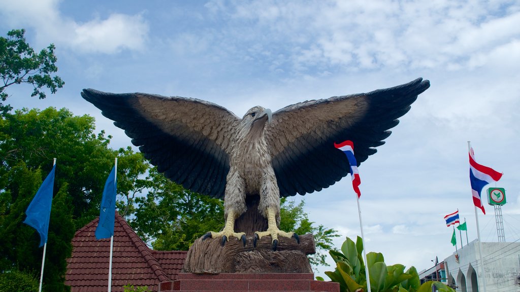 Cidade de Krabi mostrando um edifício administrativo e uma estátua ou escultura