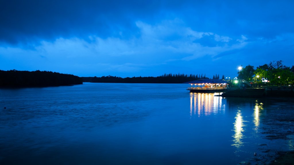 Ciudad de Krabi mostrando escenas nocturnas y un río o arroyo