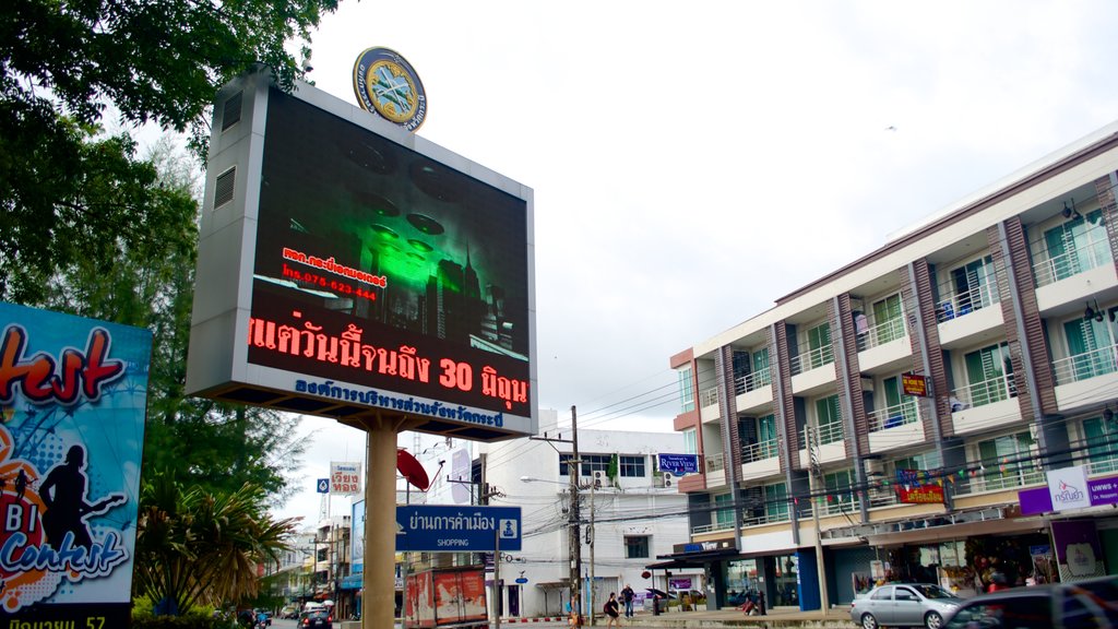 Ciudad de Krabi que incluye señalización, escenas urbanas y una ciudad