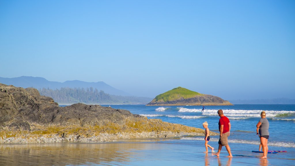 Pacific Rim National Park Reserve showing a sandy beach as well as a family