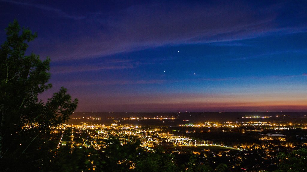 La Crosse montrant une ville et scènes de soirée