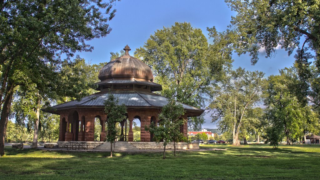 La Crosse featuring a park