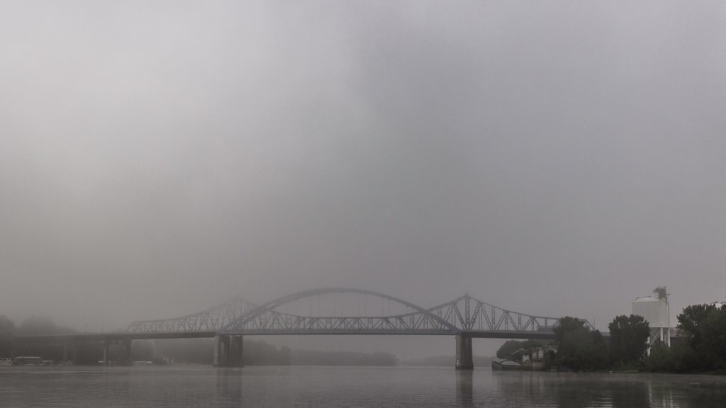 La Crosse caracterizando um rio ou córrego, neblina e uma ponte