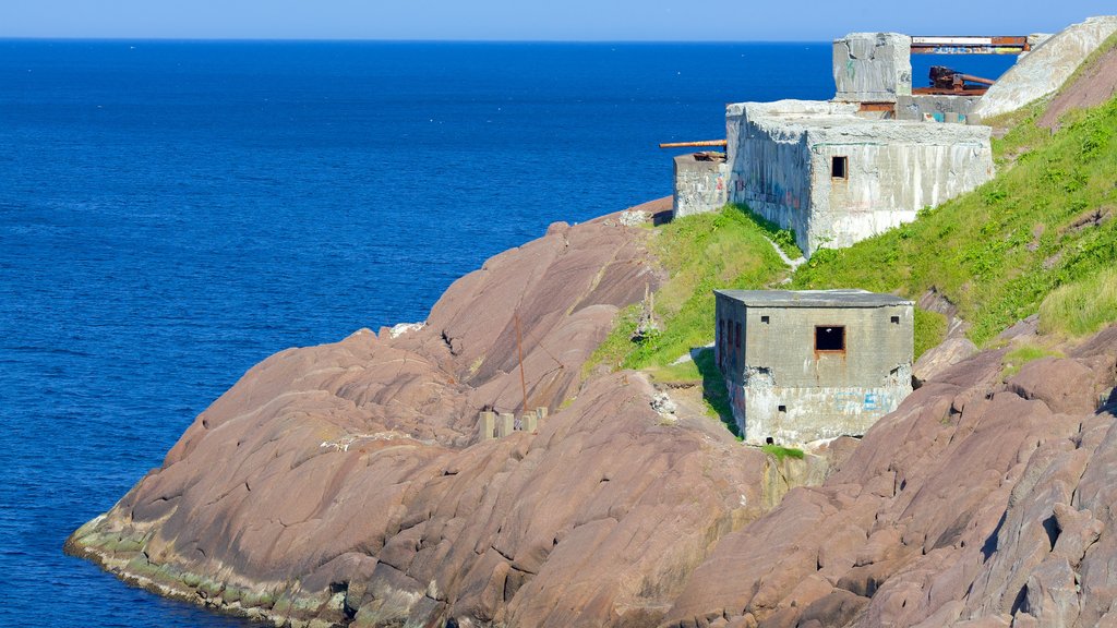 Fort Amherst mostrando uma ruína e paisagens litorâneas