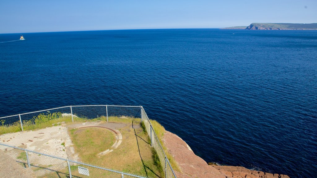 Fort Amherst mettant en vedette vues littorales