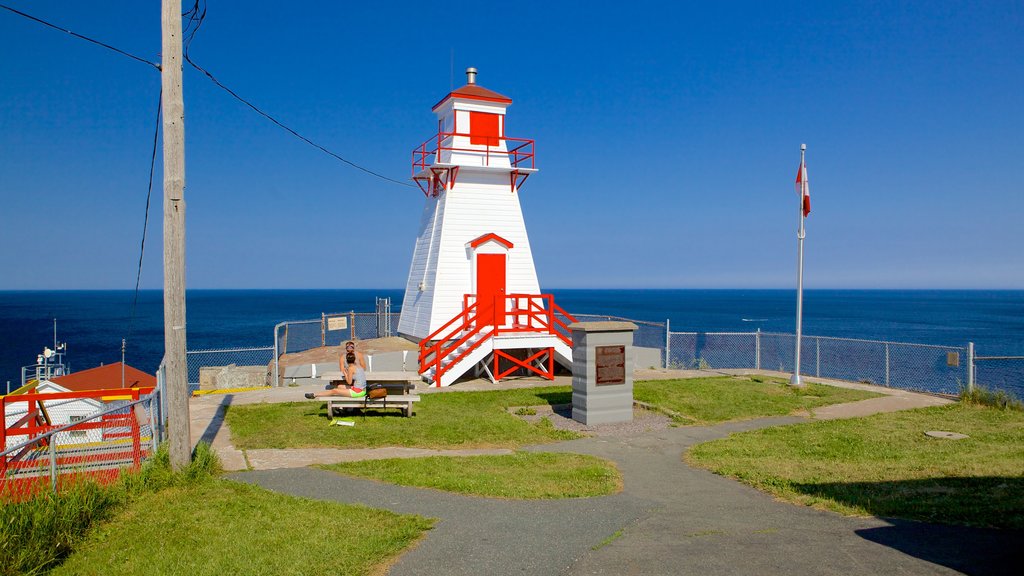 Fortaleza Amherst que incluye vistas generales de la costa y un faro