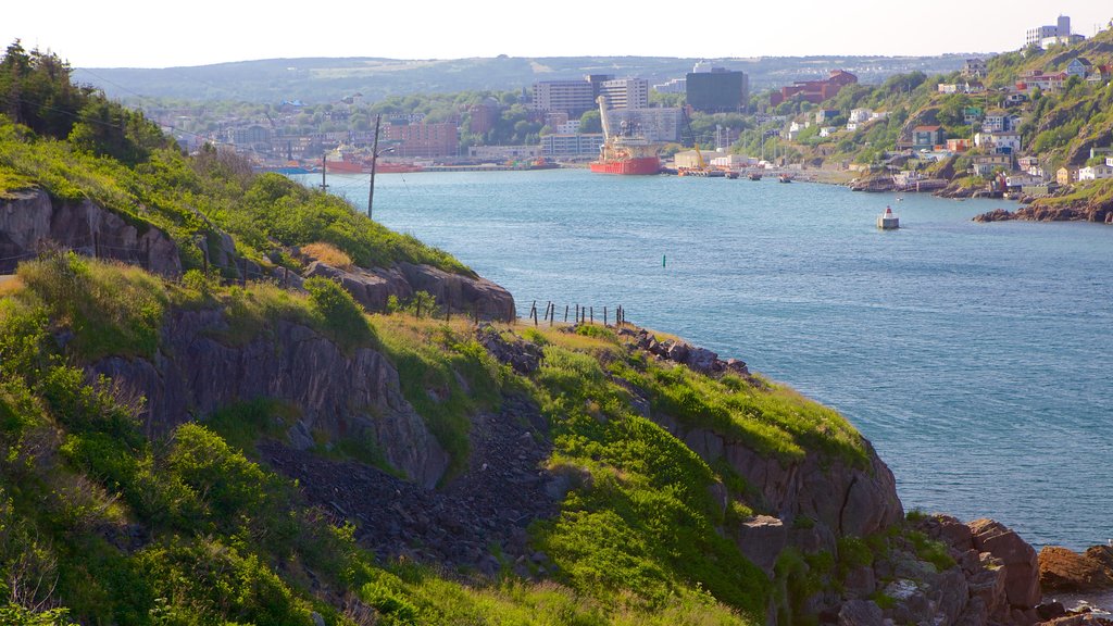 Fort Amherst que inclui paisagens litorâneas