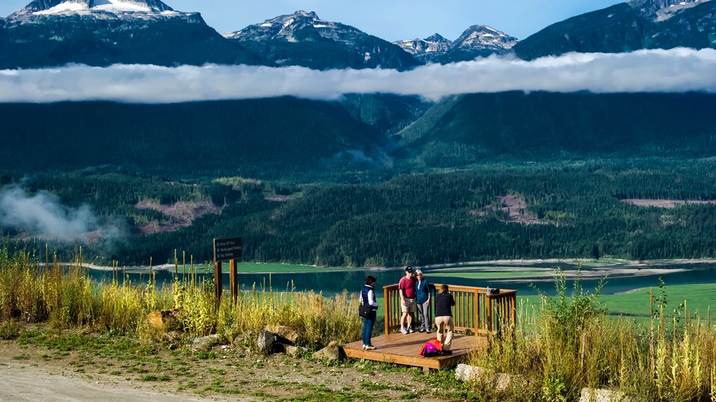 Revelstoke inclusief hiken of wandelen, een meer of poel en landschappen