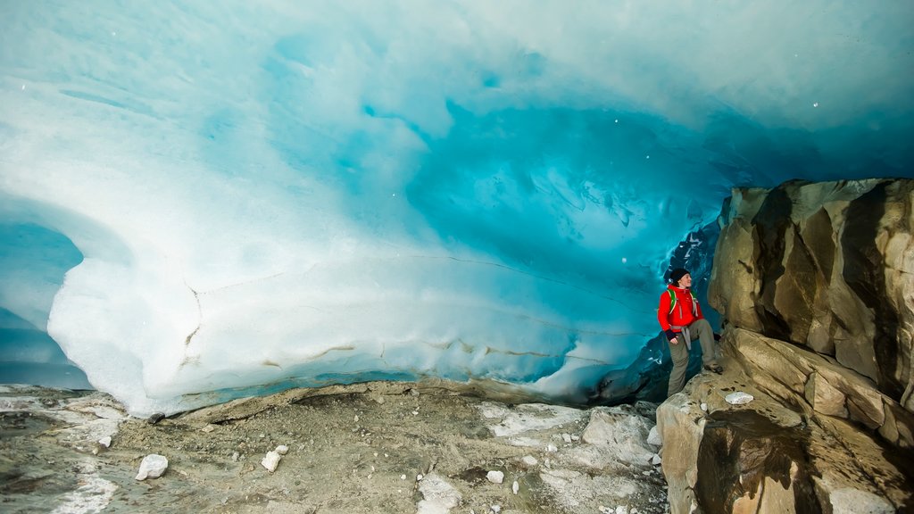 Revelstoke qui includes grottes et randonnée ou marche à pied