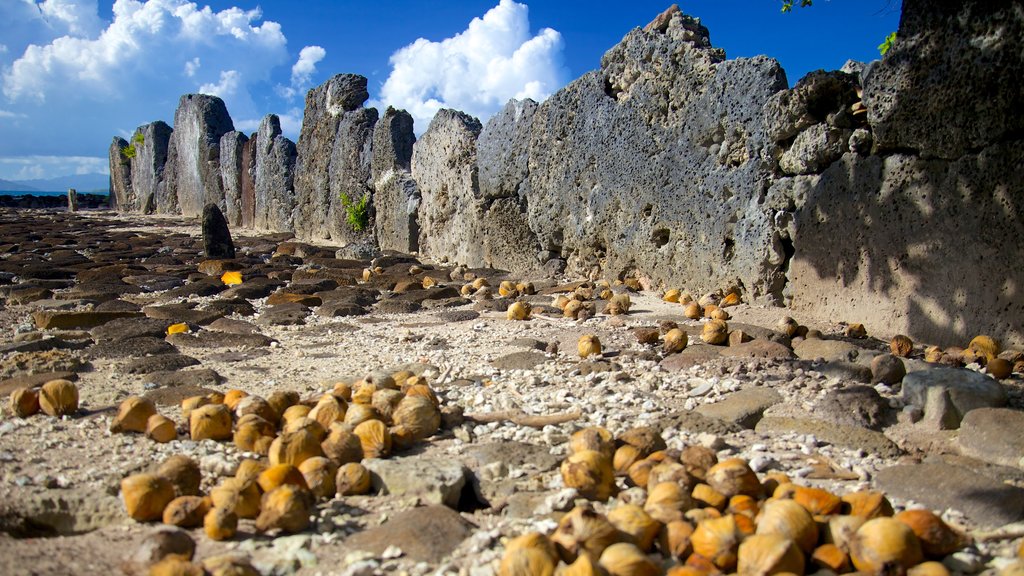 Marae Taputapuātea que inclui ruínas de edifício