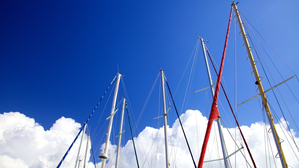 Raiatea Marina og byder på en bugt eller havn