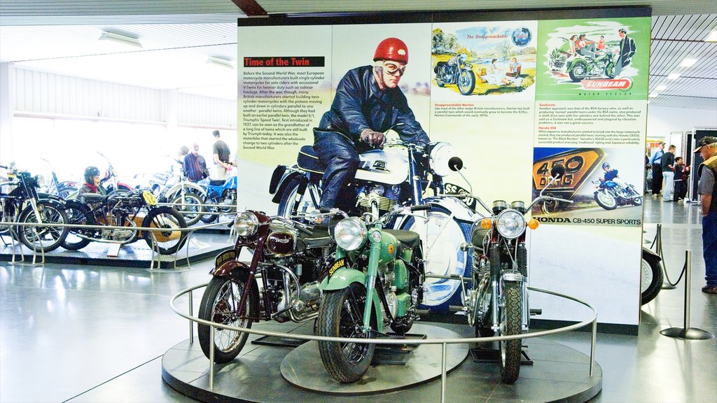 Museo Nacional del Motor ofreciendo vistas interiores