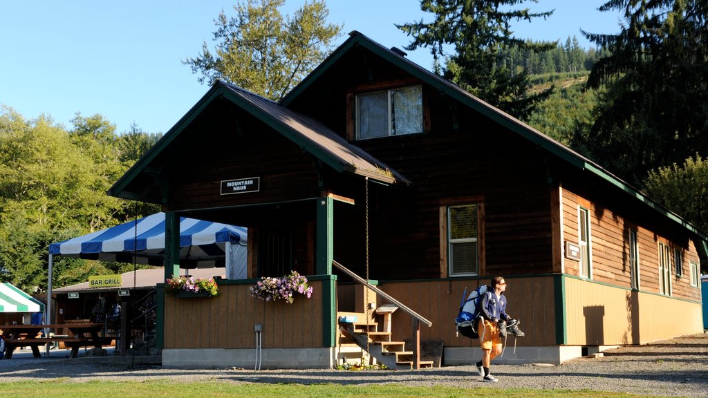 Ashford que incluye senderismo o caminata y también un hombre