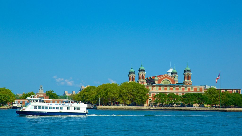 Ellis Island que incluye vistas generales de la costa y un ferry