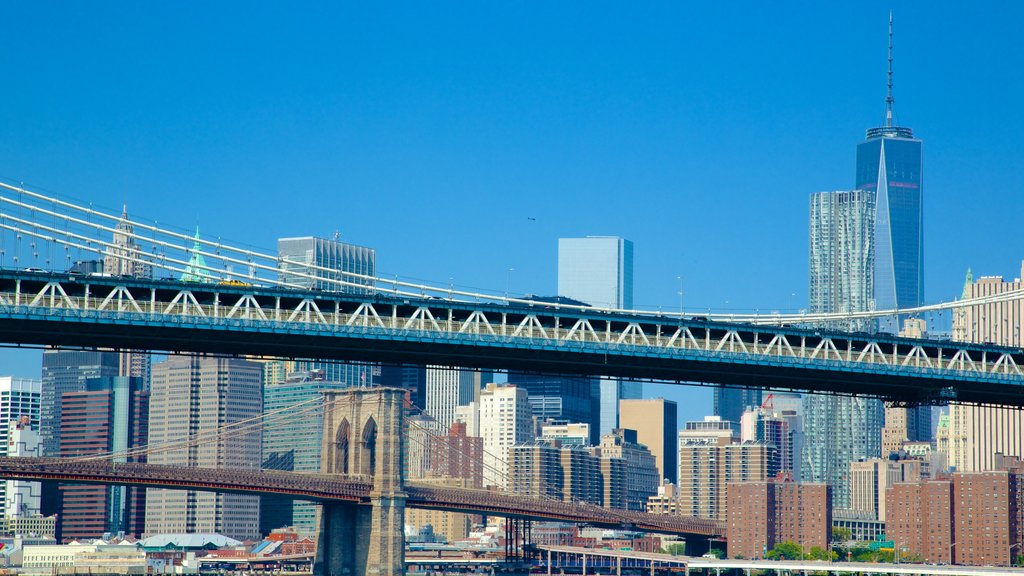 Manhattan Bridge presenterar en bro och en stad