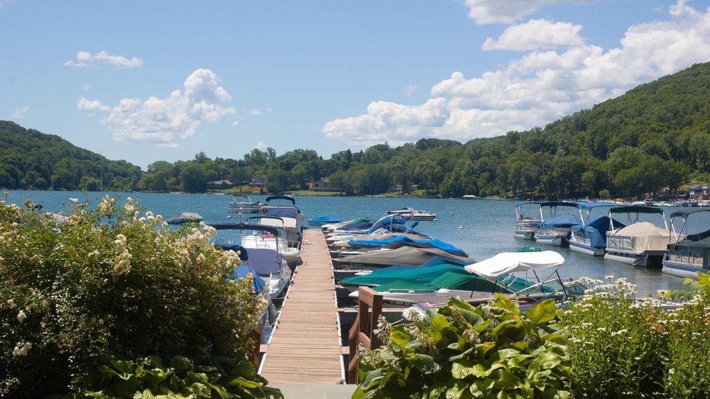 Danbury que incluye un lago o espejo de agua y un club náutico