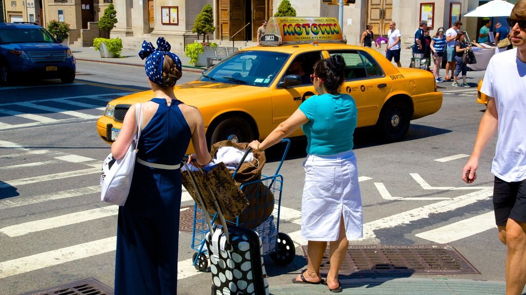 Bleecker Street, New York, New York, USA som omfatter gadeliv såvel som en familie