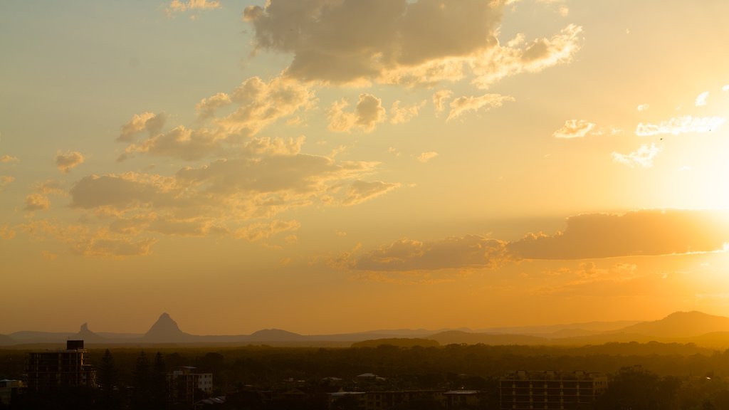 Glasshouse Mountains National Park bevat een zonsondergang