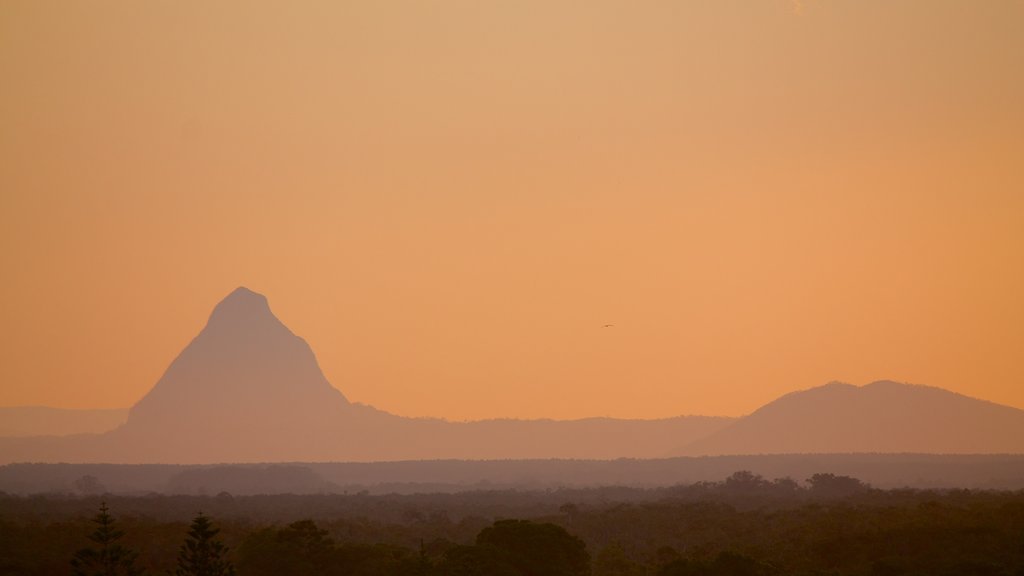 Glasshouse Mountains Nationalpark som viser bjerge, en solnedgang og udsigt over landskaber