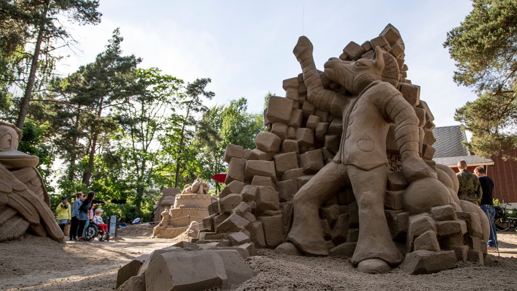 Zoológico de Helsinki mostrando uma estátua ou escultura