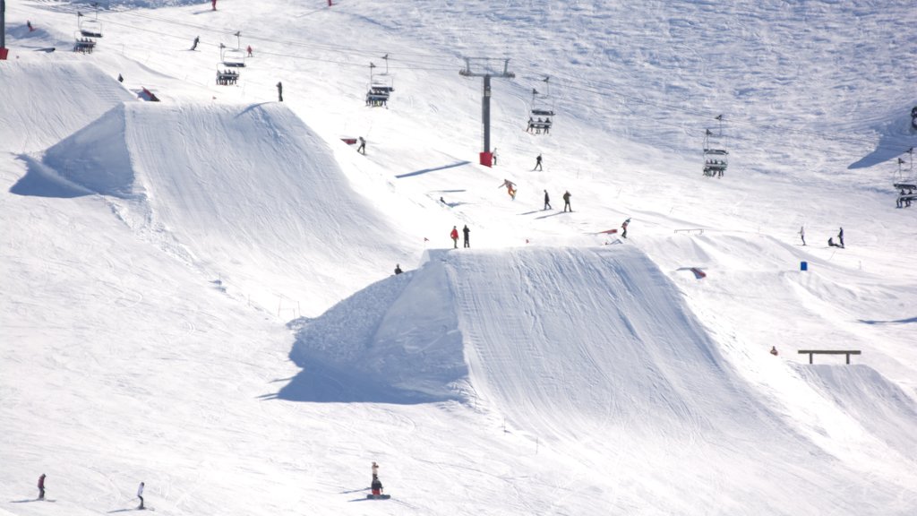 Cardrona Alpine Resort showing snow