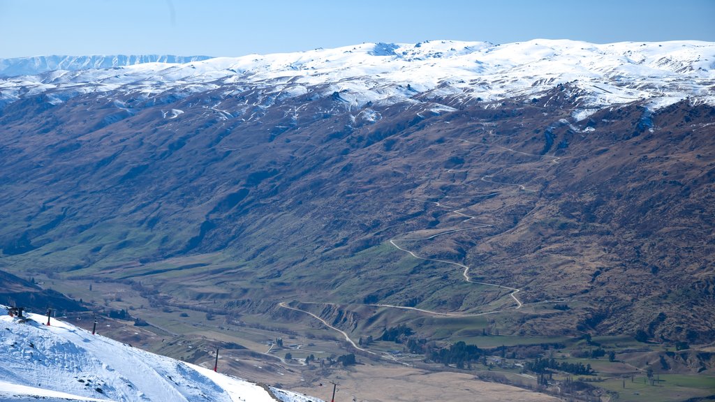 Cardrona Alpine Resort mostrando escenas tranquilas, nieve y vista panorámica