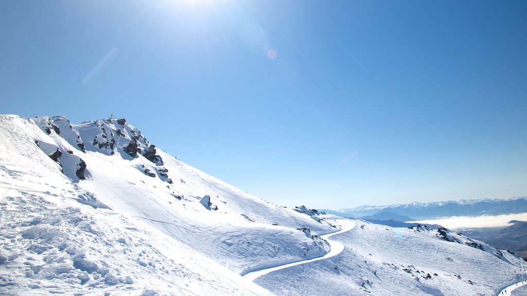 Cardrona Alpine Resort mostrando montanhas e neve