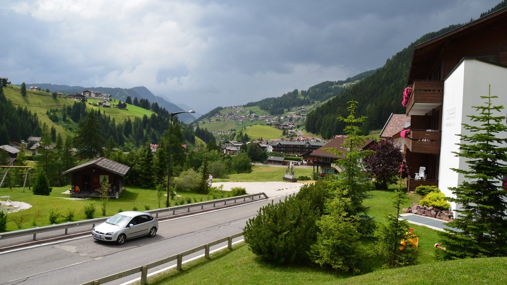 Selva di Val Gardena mostrando escenas tranquilas y una pequeña ciudad o aldea