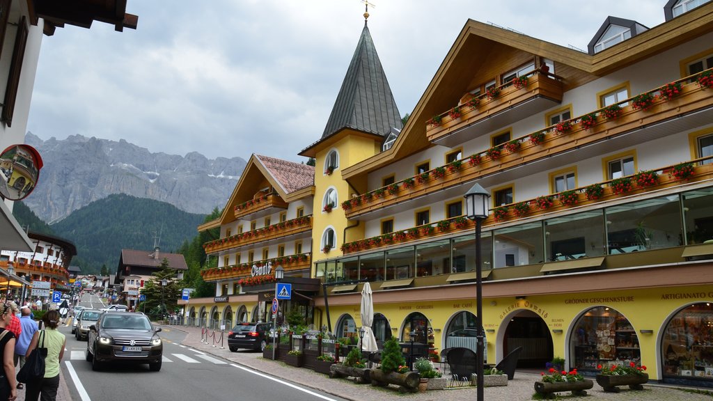 Selva di Val Gardena menampilkan pemandangan jalanan