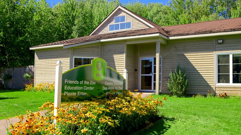 Magnetic Hill Zoo showing signage and zoo animals