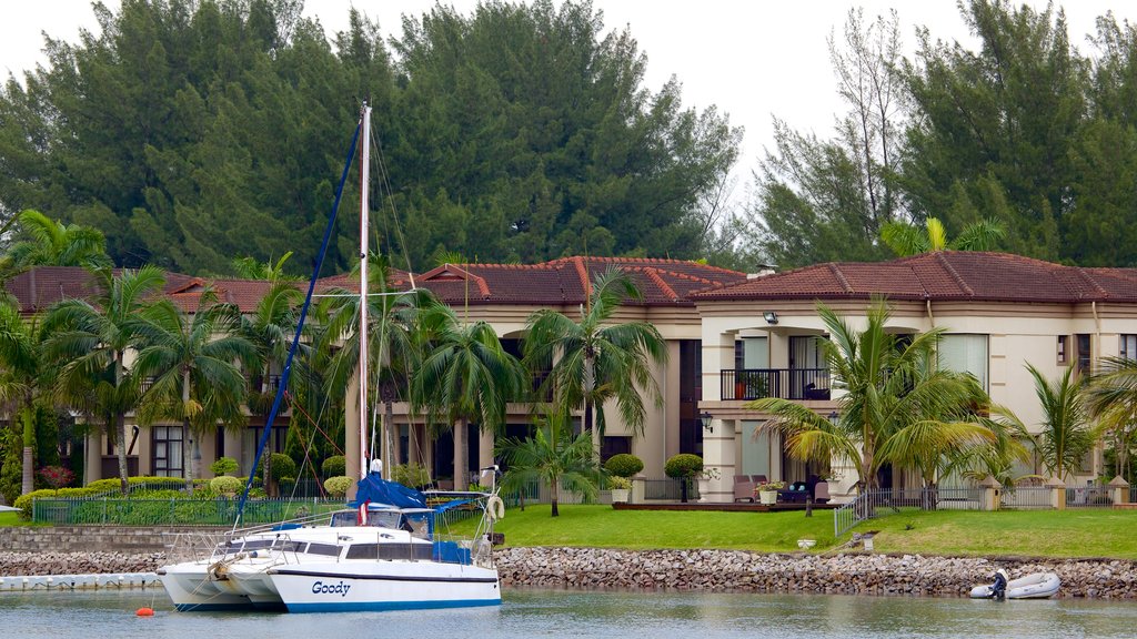 Richards Bay som viser en bugt eller havn og et hus