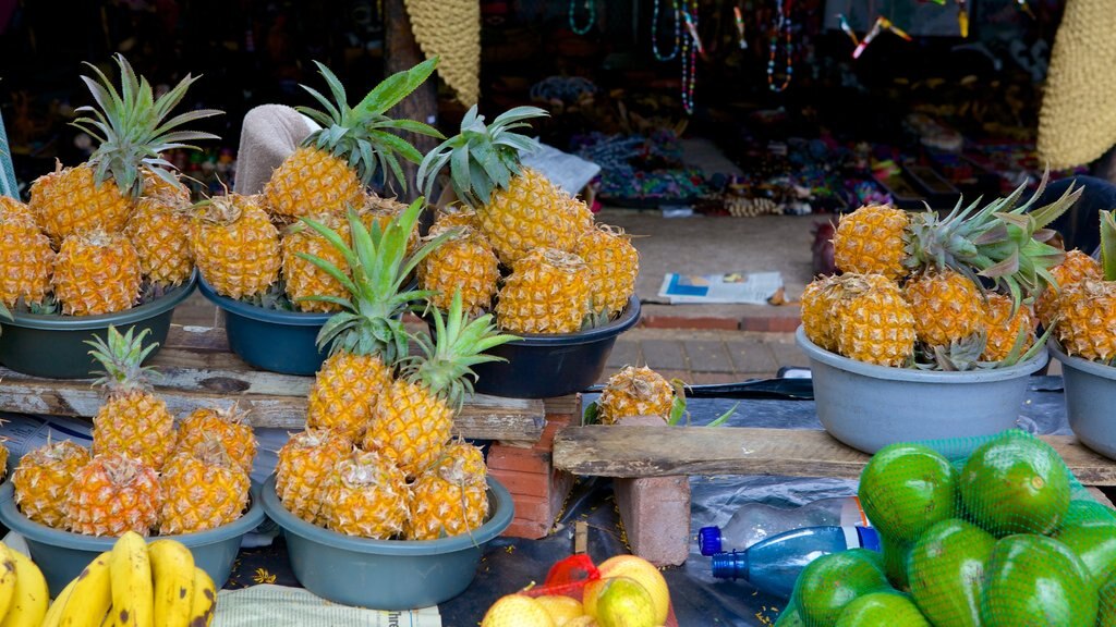 St. Lucia menunjukkan pasar dan makanan