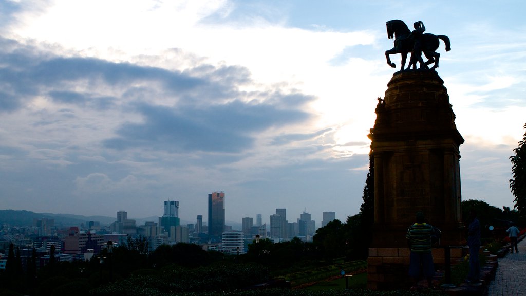 Union Buildings ofreciendo una ciudad y una estatua o escultura