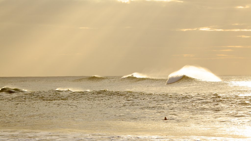 East London featuring waves