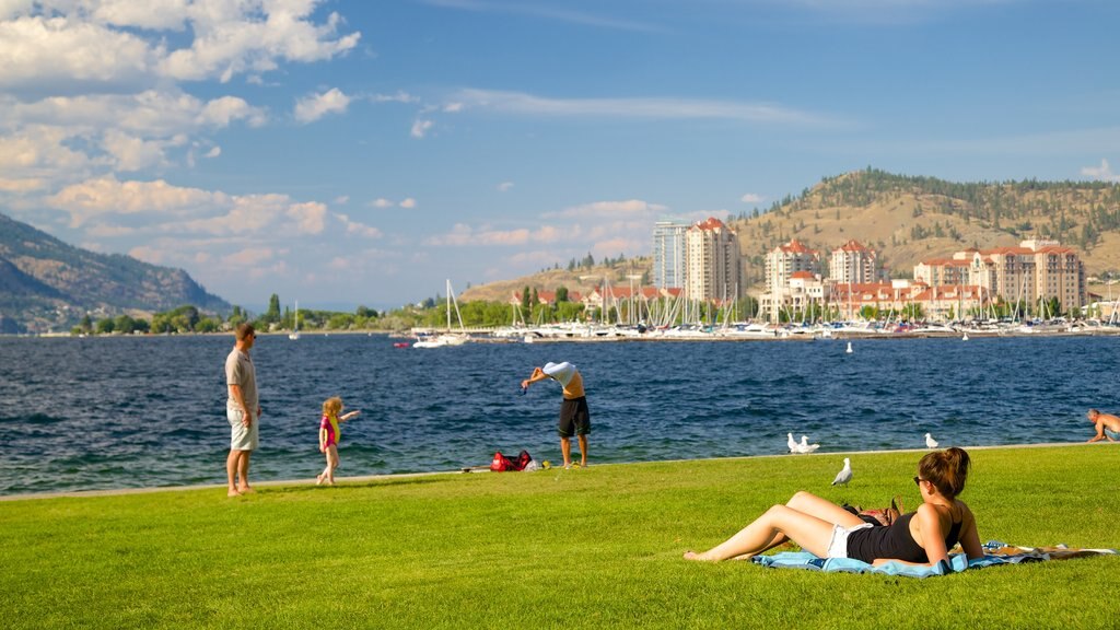 Kelowna caracterizando um parque e paisagens litorâneas assim como um pequeno grupo de pessoas