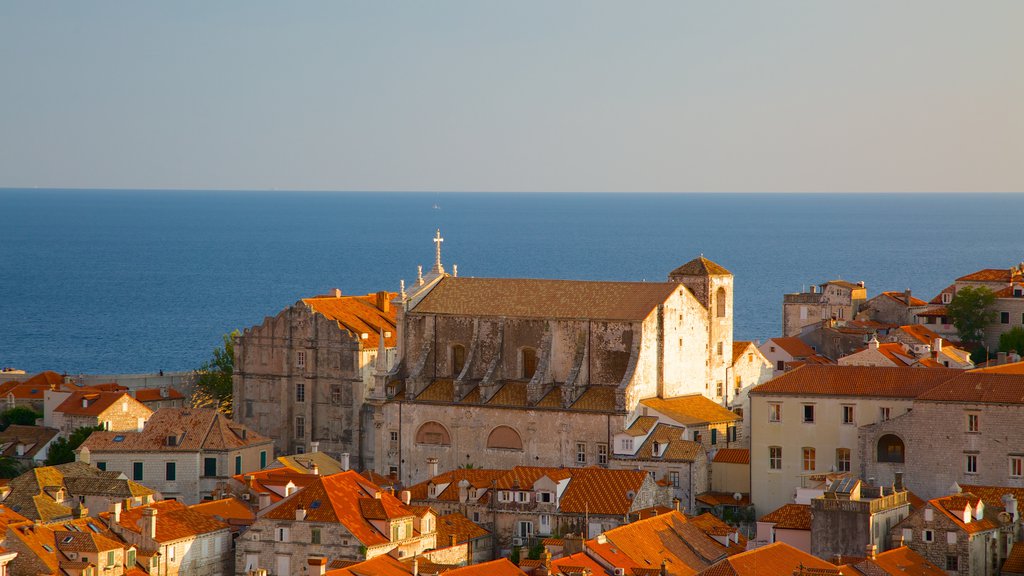 Igreja de Santo Inácio que inclui uma cidade litorânea