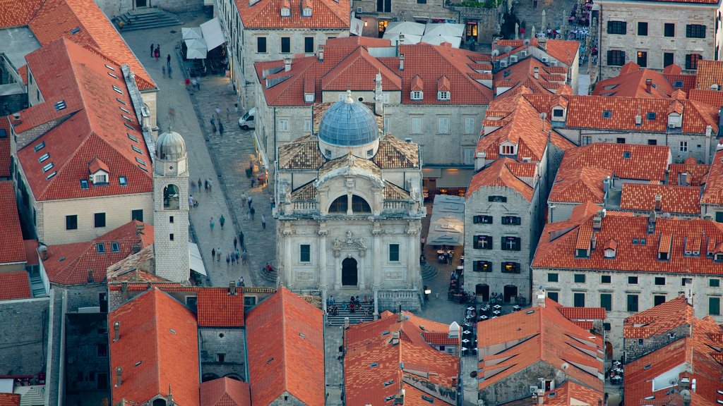 Eglise Saint-Blaise montrant une église ou une cathédrale et une ville