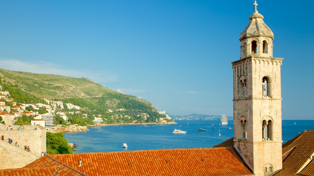 Monasterio Dominicano, Dubrovnik, Croacia ofreciendo una iglesia o catedral, una bahía o un puerto y arquitectura patrimonial