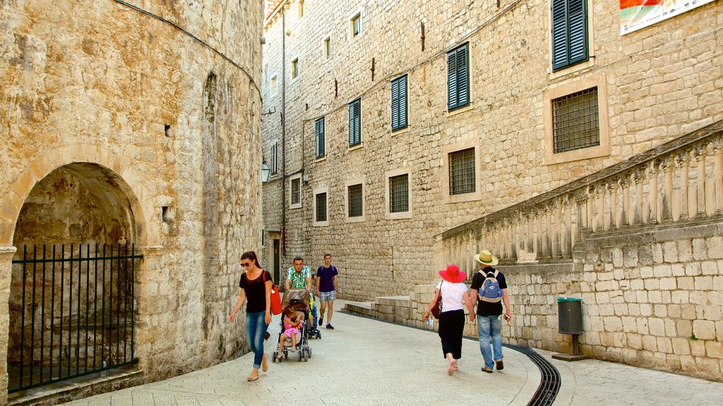 Monasterio Dominicano, Dubrovnik, Croacia que incluye arquitectura patrimonial y también un pequeño grupo de personas